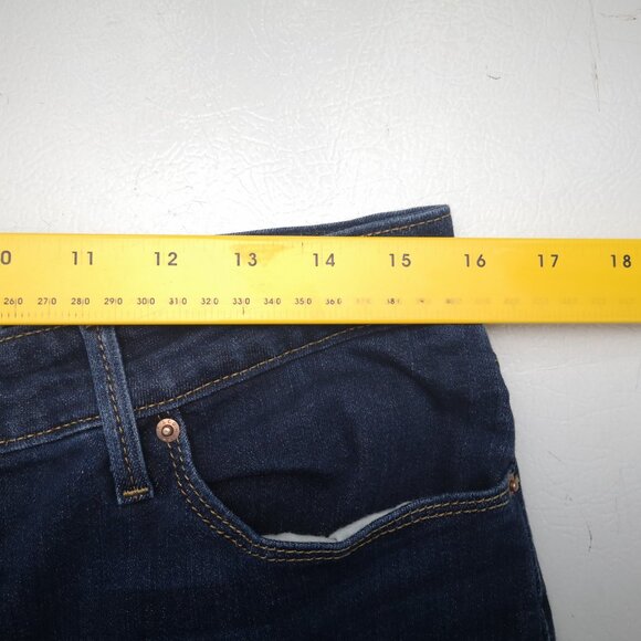 Signature Levi's Ladies Size 12M Medium Wash Mid Rise Straight Leg Jeans - Picture 12 of 14